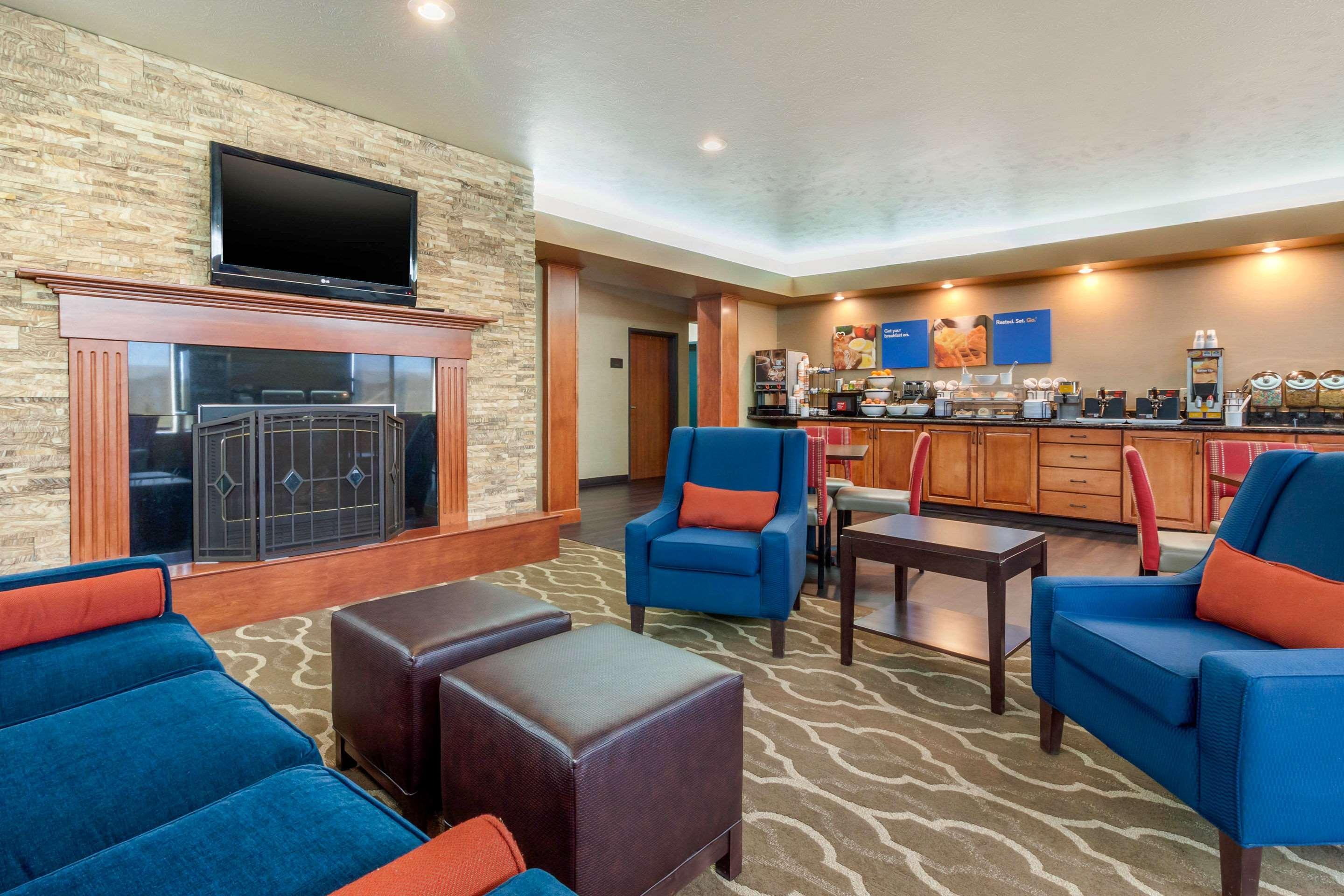 Comfort Inn & Suites Mitchell I-90 Exterior foto